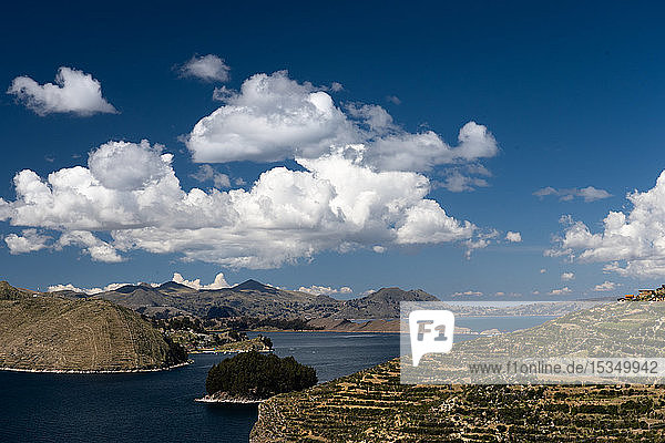 Luftaufnahme von der Spitze der Sonneninsel über den tiefblauen Titicacasee zum Festland  Bolivien  Südamerika