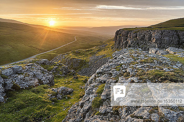 Kalkstein-Steilhang mit Blick auf Oxnop Ghyll  bei Sonnenuntergang  Yorkshire Dales  Yorkshire  England  Vereinigtes Königreich  Europa