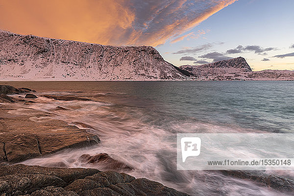 Dramatischer Sonnenuntergang am Haukland Strand  Lofoten  Nordland  Arktis  Norwegen  Europa