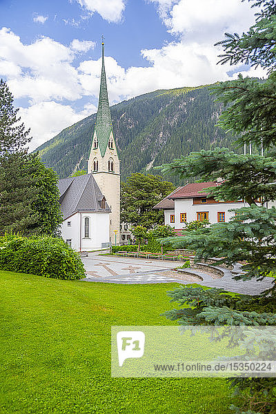 Ansicht der Pfarrkirche  Katholische Kirche im Ortszentrum  Mayrhofen  Tirol  Österreich  Europa