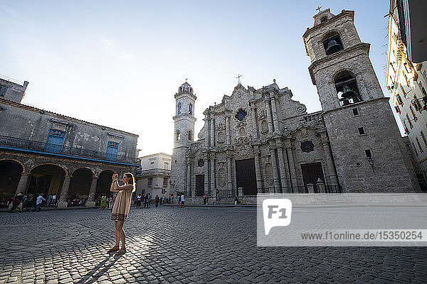 Tourist auf dem Kathedralenplatz (Plaza de la Catedral) in Alt-Havanna  UNESCO-Weltkulturerbe  Havanna  Kuba  Westindien  Karibik  Mittelamerika