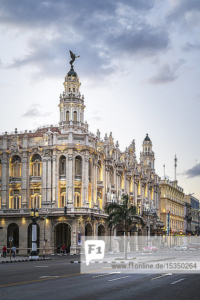 Das Gran Teatro de La Habana in der Abenddämmerung  UNESCO-Weltkulturerbe  Havanna  Kuba  Westindien  Karibik  Mittelamerika