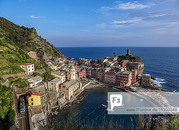 Vernazza Dorf  Blick von oben  Cinque Terre  UNESCO Weltkulturerbe  Ligurien  Italien  Europa
