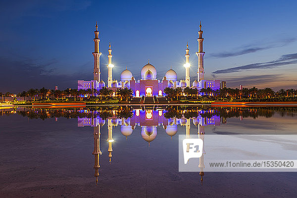 Große Sheikh-Zayed-Moschee im Spiegel der Nacht  Abu Dhabi  Vereinigte Arabische Emirate  Naher Osten