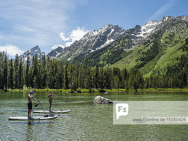 Stand Up Paddle Boarder auf dem String Lake  Grand Teton National Park  Wyoming  Vereinigte Staaten von Amerika  Nordamerika