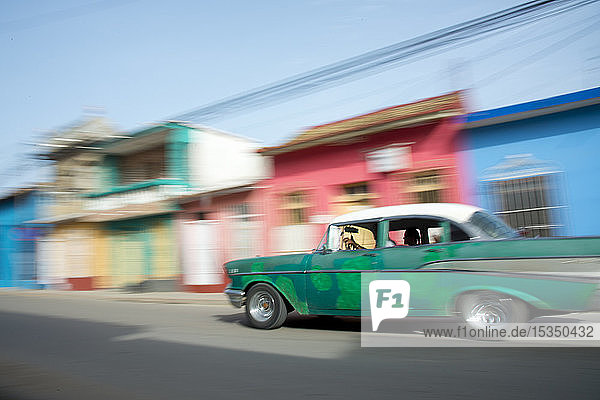Altes Auto  das auf den Straßen von Trinidad  Kuba  Westindien  Karibik  Mittelamerika vorbeifährt