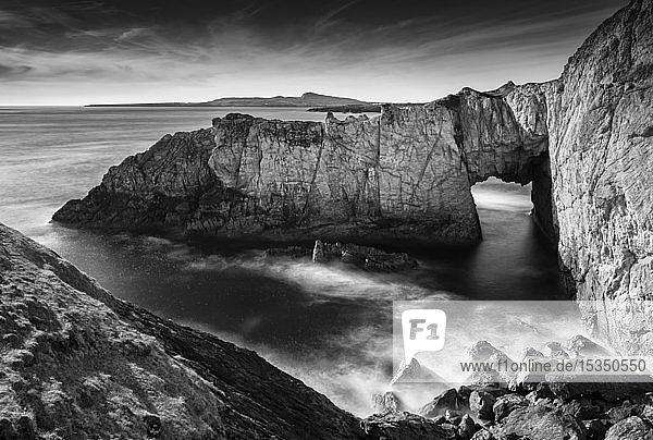 Der Weiße Bogen in Rhoscolyn auf der Isle of Anglesey  Nordwales  Vereinigtes Königreich  Europa