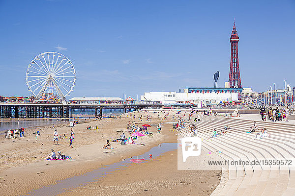 Blackpool Tower  Blackpool Beach  Blackpool Central Pier mit Urlaubern und Touristen  Blackpool  Lancashire  England  Vereinigtes Königreich  Europa
