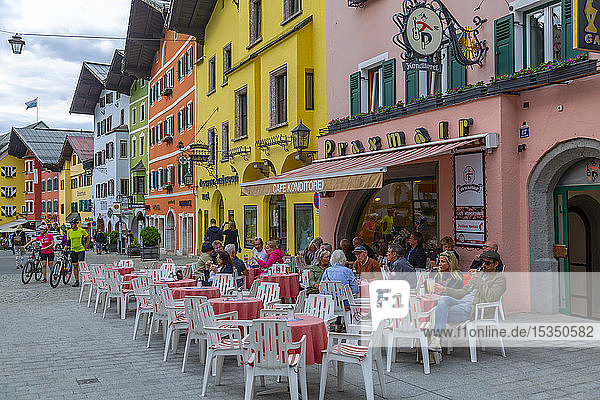 Blick auf Besucher  die vor einem Café in der Vorderstadt Getränke genießen  Kitzbühel  Österreichisches Bundesland Tirol  Österreich  Europa