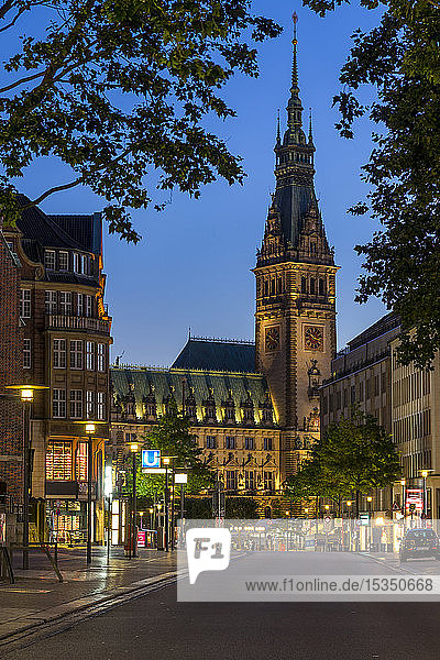 Beleuchtetes Rathaus von der Mönckebergstraße aus gesehen in der Abenddämmerung  Hamburg  Deutschland  Europa