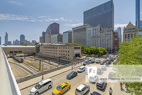 Blick auf Wolkenkratzer und Eisenbahn  Downtown Chicago  Illinois  Vereinigte Staaten von Amerika  Nordamerika