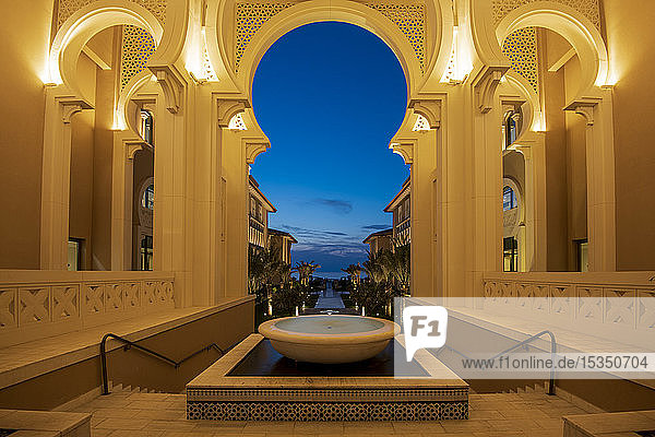 Arabische Architektur bei Nacht  Insel Saadiyat  Abu Dhabi  Vereinigte Arabische Emirate  Naher Osten.