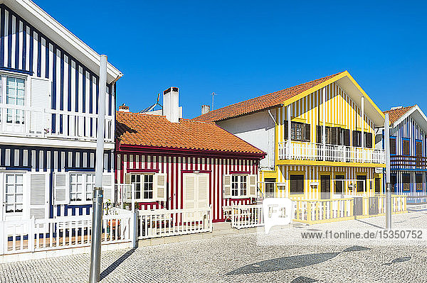 Typische Häuser von Palheiros  Strand Costa Nova  Aveiro  Venedig von Portugal  Beira Littoral  Portugal  Europa