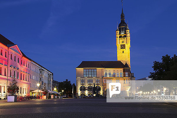 Das beleuchtete Rathaus mit seinem gotischen Uhrenturm bei Nacht in Dessau  Sachsen-Anhalt  Deutschland  Europa