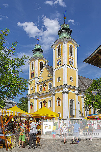 Blick auf Kirche (Barocke Pfarrkirche) und Markt in St. Johann  Österreichische Alpen  Tirol  Österreich  Europa