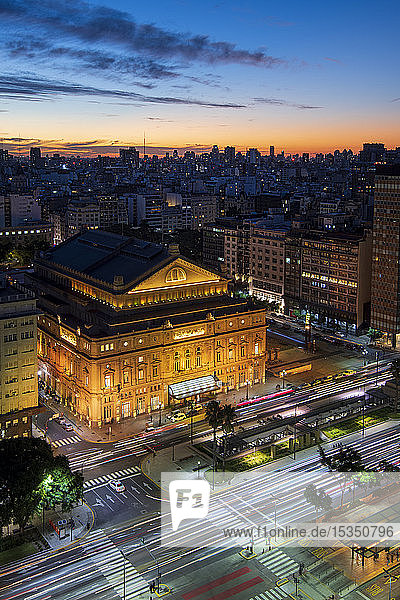 Teatro Colon bei Nacht auf der Avenida 9 de Julio bei Nacht  Buenos Aires  Argentinien  Südamerika