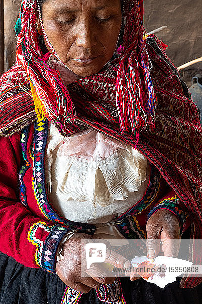 Einheimische Weberin beim Mischen von Cochenille-Farbstoff aus Insekten  dem endgültigen Rot  das verwendet wird  Gemeinde Chumbe  Lamay  Heiliges Tal  Peru  Südamerika