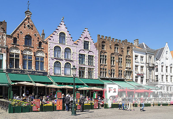 Cafés auf dem Marktplatz im Zentrum von Brügge  Westflandern  Belgien  Europa