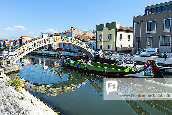 Moliceiro fährt auf dem Kanal Sao Roque und der Carcavelos-Brücke  Aveiro  Venedig von Portugal  Beira Littoral  Portugal  Europa