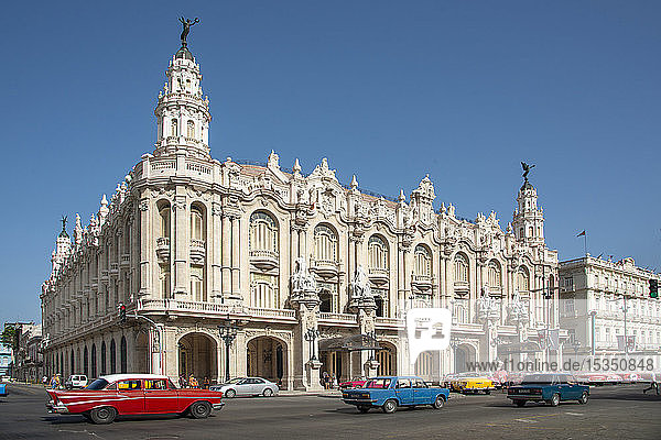 Straßenansicht mit dem Großen Theater von Havanna (Gran Teatro de La Habana) in Havanna  Kuba  Westindien  Karibik  Mittelamerika