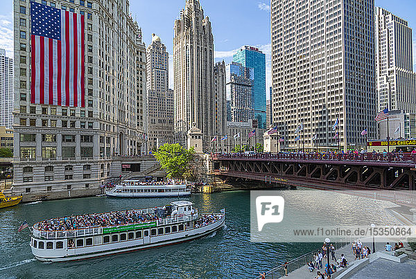 Ansicht der amerikanischen Flagge auf dem Wrigley Building und dem Chicago River  Chicago  Illinois  Vereinigte Staaten von Amerika  Nordamerika
