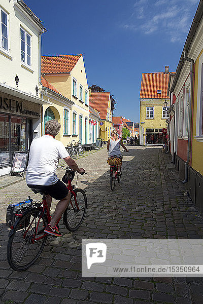 Radfahren in Aeroskobing  Insel Aero  Fünen  Dänemark  Europa