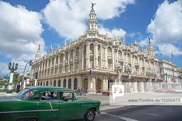 Straßenszene mit Oldtimern und dem Gran Teatro de La Habana  Havanna  Kuba  Westindien  Karibik  Mittelamerika