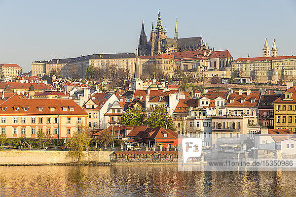Blick vom Ufer der Moldau über den Stadtteil Mala Strana  die Prager Burg und den Veitsdom  UNESCO-Weltkulturerbe  Prag  Tschechische Republik  Europa