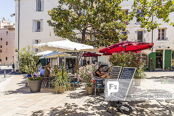 Cafészene in der Altstadt von Le Panier  Marseille  Bouches du Rhone  Provence  Provence Alpes Cote d'Azur  Frankreich  Europa