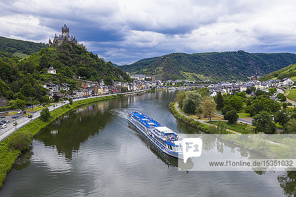 Flusskreuzfahrtschiff auf der Mosel in Cochem  Moseltal  Rheinland Pfalz  Deutschland  Europa