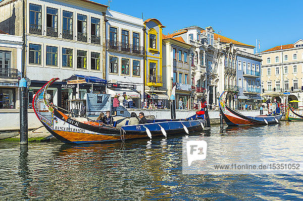 Am Hauptkanal vertäute Moliceiros  Aveiro  Venedig von Portugal  Beira Littoral  Portugal  Europa
