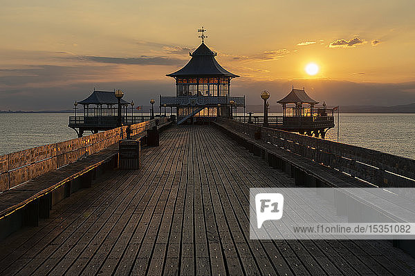 Sonnenuntergang über Clevedon Pier und seiner Pagode  Clevedon  Somerset  England  Vereinigtes Königreich  Europa
