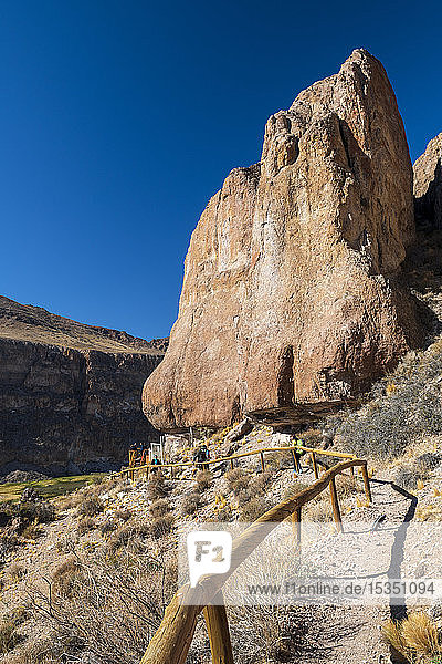 Fußweg in der Rio Pinturas-Schlucht  Höhle der Hände  UNESCO-Welterbe  Patagonien  Provinz Santa Cruz  Argentinien  Südamerika