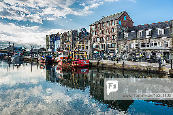 Am Hafen von Sutton vertäute Fischerboote  mit Geschäften und Cafés am Kai  The Barbican  Plymouth  Devon  England  Vereinigtes Königreich  Europa
