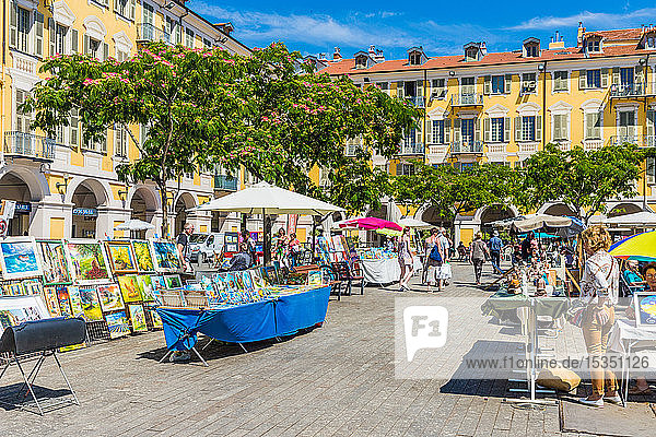 Ein Marktstand auf dem Place Garibaldi in Nizza  Alpes Maritimes  Côte d'Azur  Côte d'Azur  Provence  Frankreich  Mittelmeer  Europa