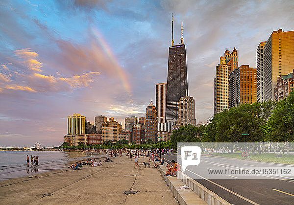 Blick auf die Skyline von Chicago und den Regenbogen von North Shore  Chicago  Illinois  Vereinigte Staaten von Amerika  Nord-Amerika