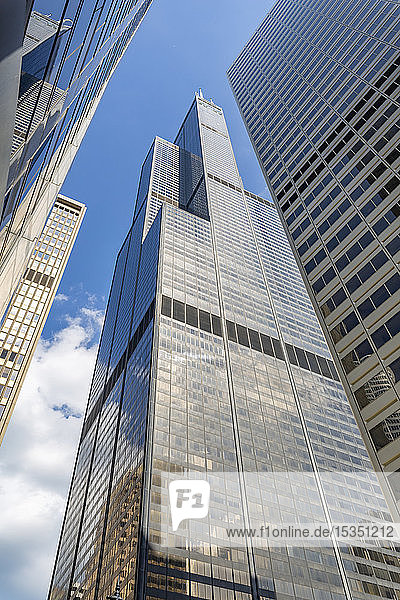 Blick auf den Willis Tower von der Straße aus  Chicago  Illinois  Vereinigte Staaten von Amerika  Nord-Amerika