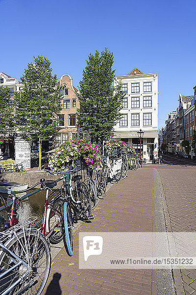 Fahrräder auf einer Brücke über den Herengracht-Kanal  Amsterdam  Nordholland  Niederlande  Europa