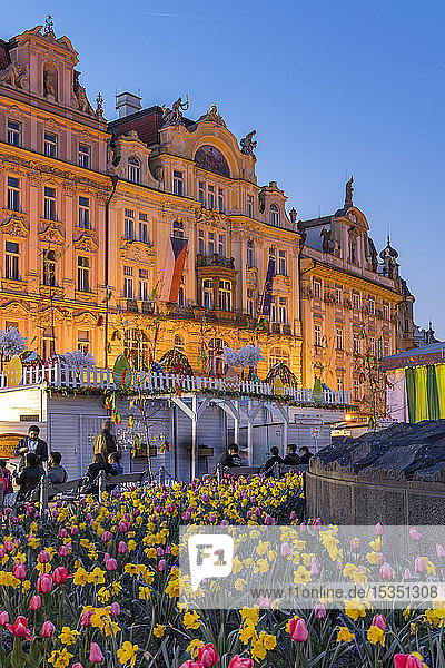 Historische Gebäude vom Ostermarkt auf dem Altstädter Marktplatz in der Abenddämmerung gesehen  Prag  Böhmen  Tschechische Republik  Europa