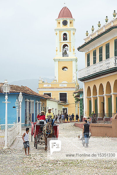 Straßenszene mit San Francisco de Asis in Trinidad  Trinidad  UNESCO-Weltkulturerbe  Kuba  Westindien  Karibik  Mittelamerika