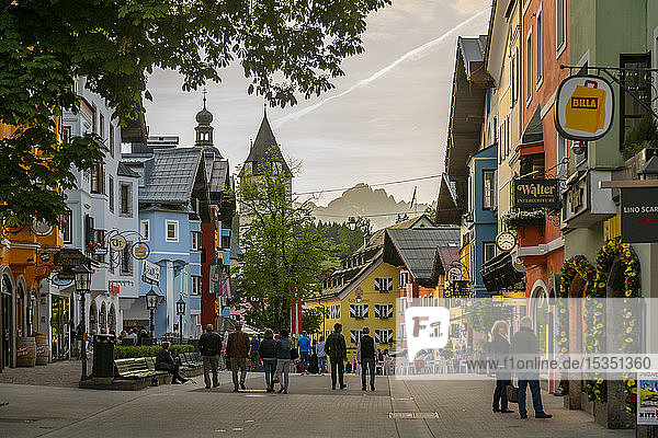 Blick auf Besucher bei einem Abendspaziergang in Vorderstadt  Kitzbühel  Österreichisches Bundesland Tirol  Österreich  Europa