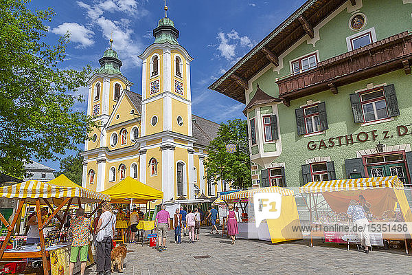 Blick auf Kirche (Barocke Pfarrkirche) und Markt in St. Johann  Österreichische Alpen  Tirol  Österreich  Europa