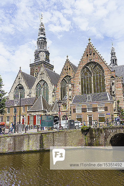 Oude Kerk (Alte Kirche)  das älteste Gebäude der Stadt aus dem Jahr 1306  Amsterdam  Nordholland  Niederlande  Europa