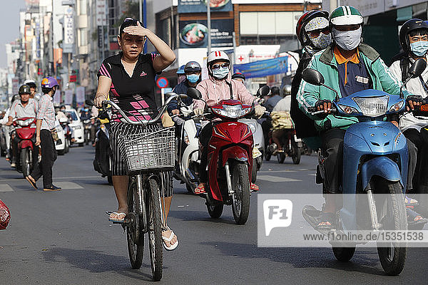 Fahrrad und Motorräder auf Verkehrsstraße  Ho-Chi-Minh-Stadt  Vietnam  Indochina  Südostasien  Asien