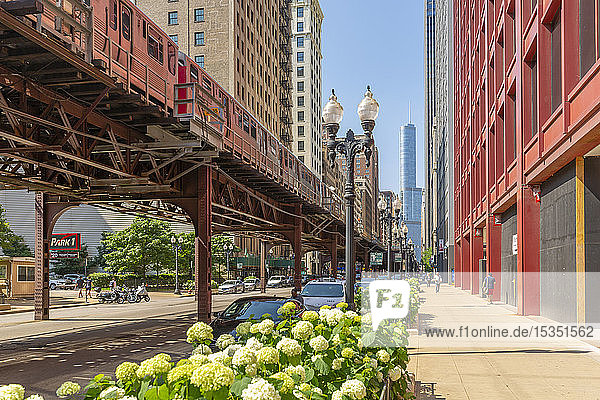 Blick auf den Loop-Zug und Wolkenkratzer  Downtown Chicago  Illinois  Vereinigte Staaten von Amerika  Nordamerika