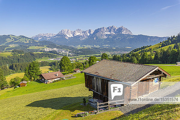 Blick auf den Wilden Kaiser von erhöhter Position bei Kitzbühel  Kitsbuhel  Österreichische Alpen  Tirol  Österreich  Europa