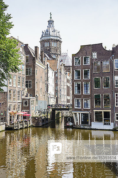 Voorburgwal und St. Nikolauskirche (St. Nicolaaskerk)  Amsterdam  Nordholland  Niederlande  Europa