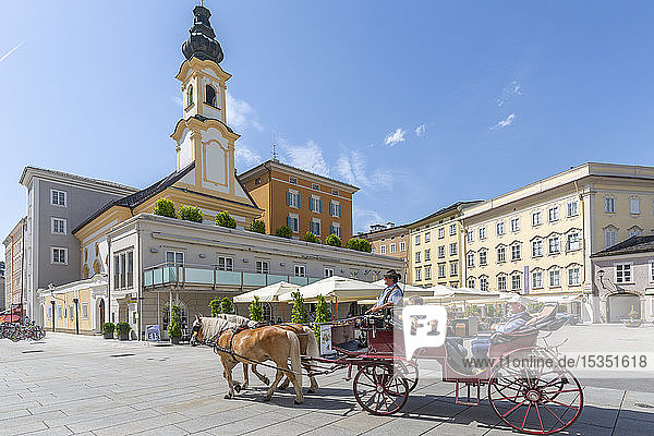 Blick auf die St. Michaelskirche und Restaurants am Residenzplatz  Salzburg  Österreich  Europa