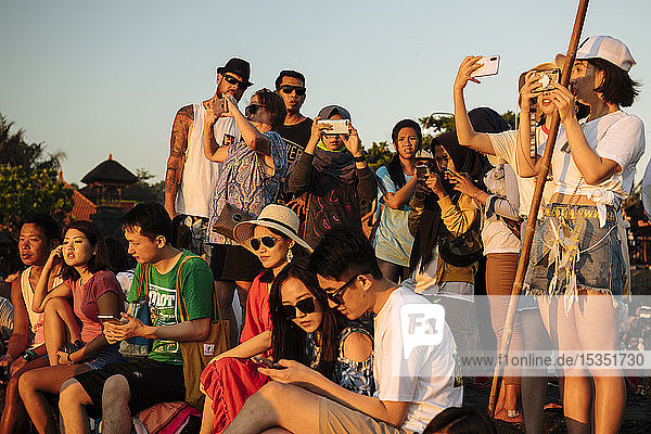 Touristen genießen den Sonnenuntergang am Tanah-Lot-Tempel  Bali  Indonesien  Südostasien  Asien