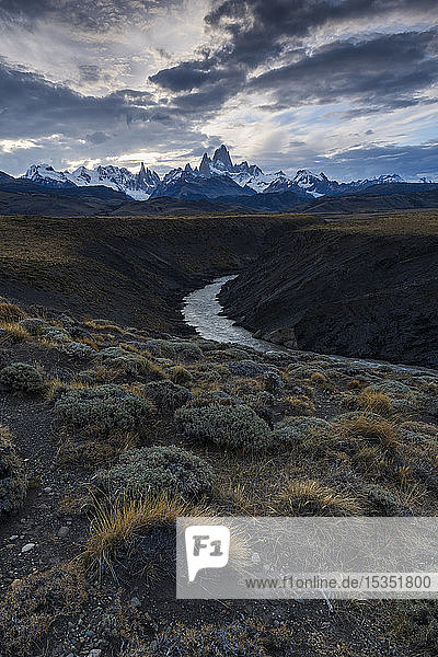 Der Berg Fitz Roy mit dem Fluss Las Vueltas  eine typische patagonische Landschaft  Nationalpark Los Glaciares  UNESCO-Weltkulturerbe  El Chalten  Patagonien  Argentinien  Südamerika